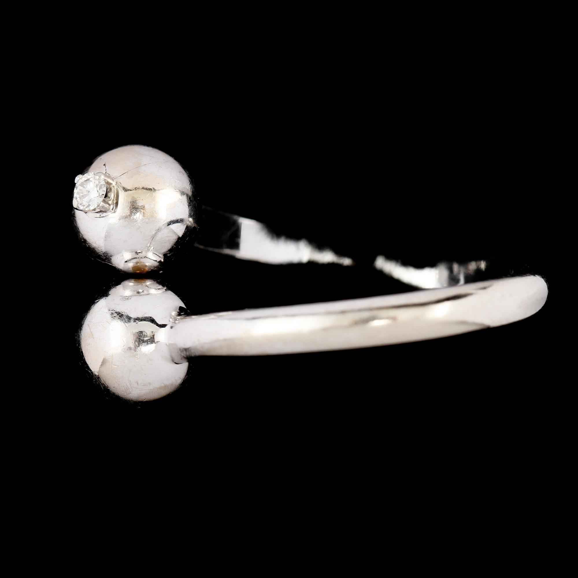 RING, 18K vitguld med 2 briljantslipade diamanter, ca 0.06 ct, utländska stämplar. Vikt 4,0 g.