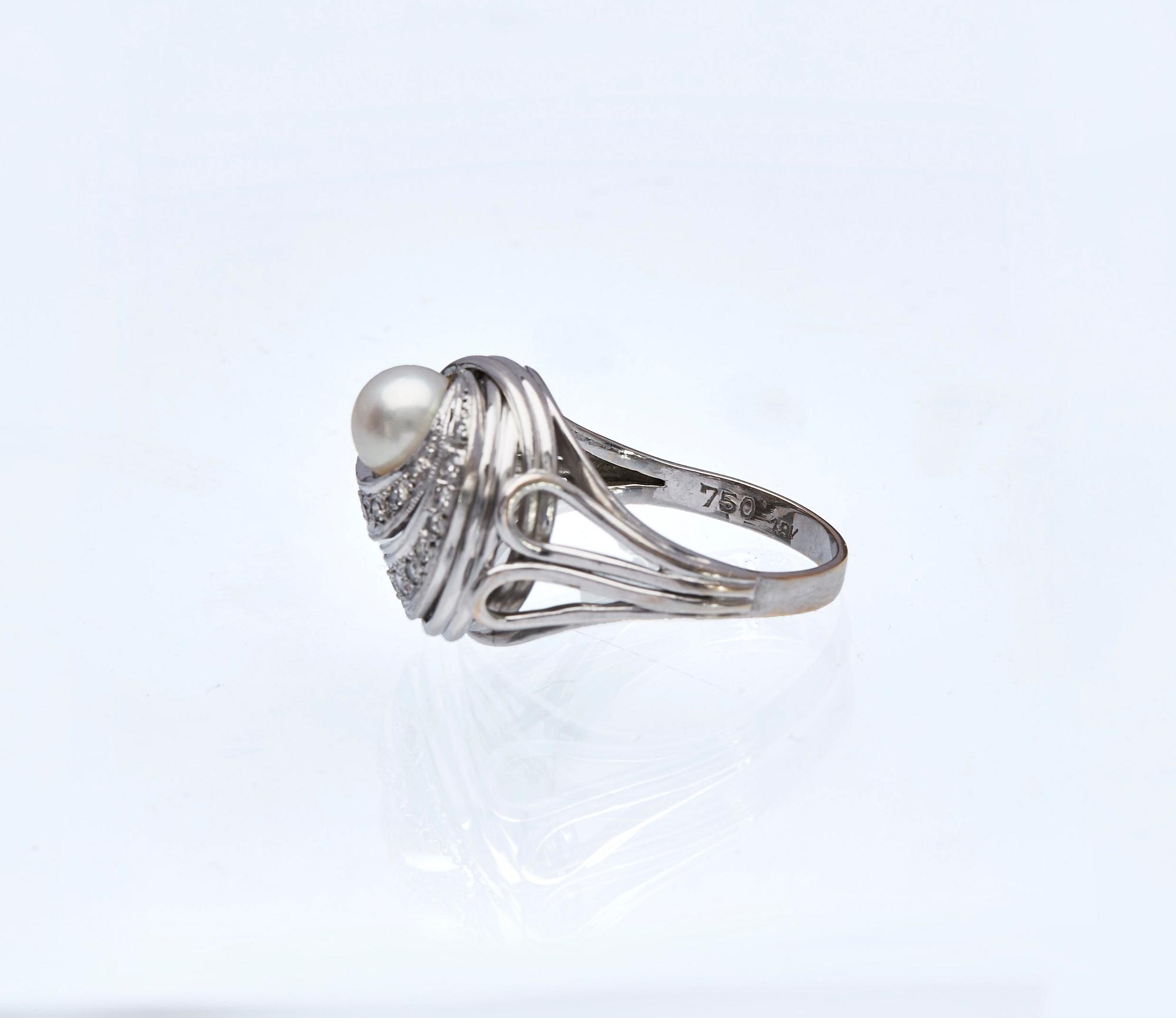RING, 18K vitguld med åttkantslipade diamanter, ca 0.20 ct samt odlad saltvattenspärla.