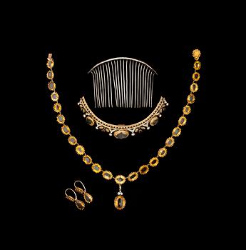 GARNITYR, 3 delar, diadem, collier samt örhängen, guld med citriner samt gammalslipade diamanter. 1800-tal.