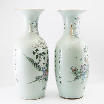 A pair of Chinese vases decorated with elegant ladies of the court, 20th century.