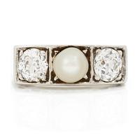 A ring 18K white gold with a cultured pearl and old-cut diamonds.