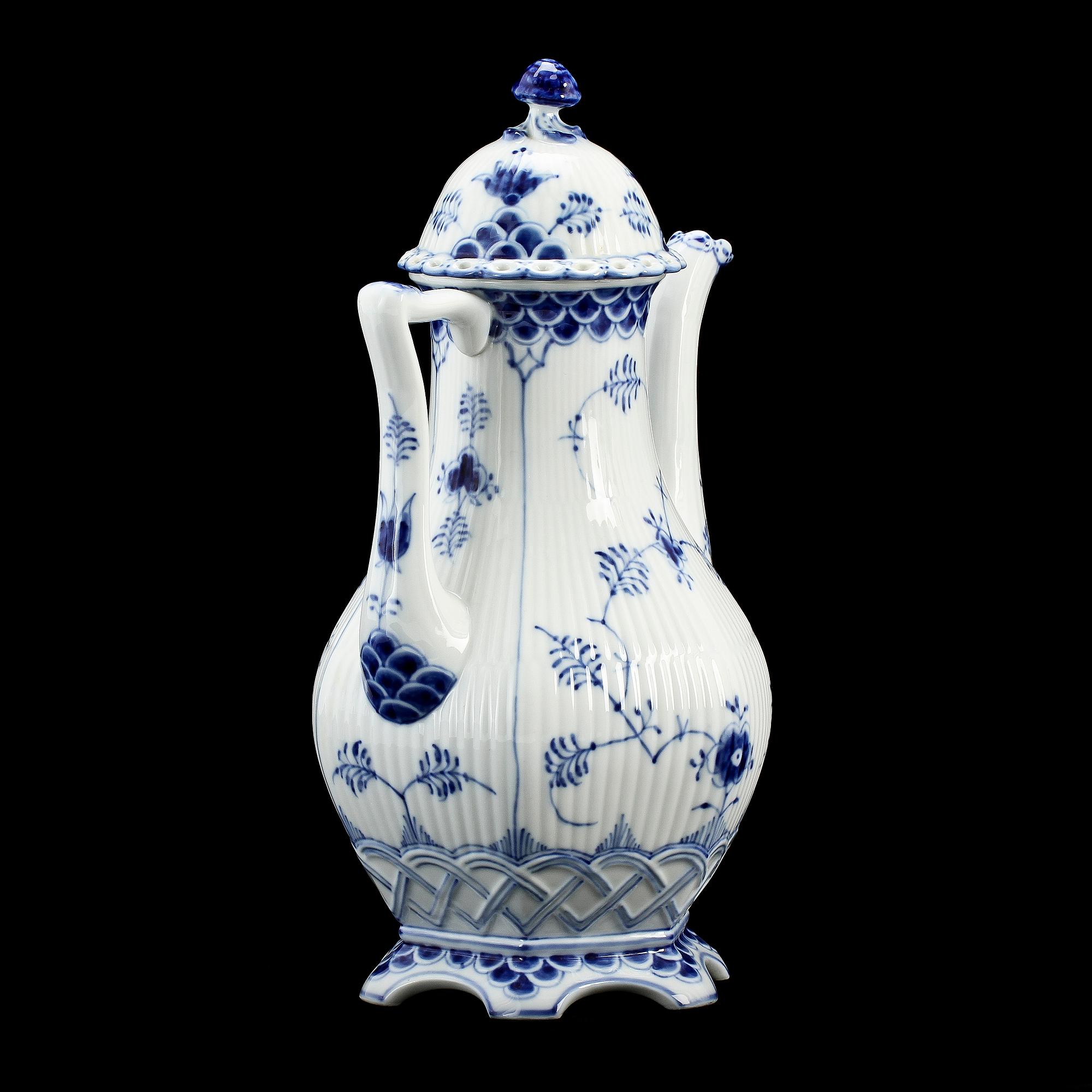 KAFFESERVISDELAR, 31 st, porslin,"Musselmalet", mestadels helblond, Kongl Dansk.