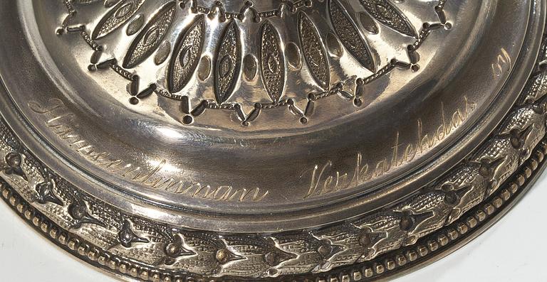 BÄGARE PÅ FOT, sterling silver, London 1871. Vikt 340 g.