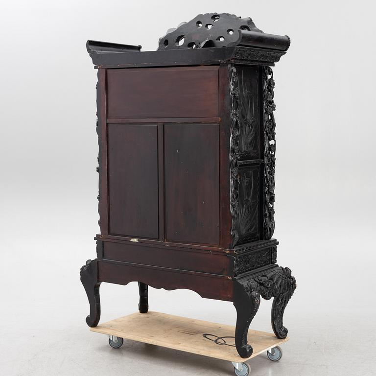 A Japanese cabinet, around 1900.