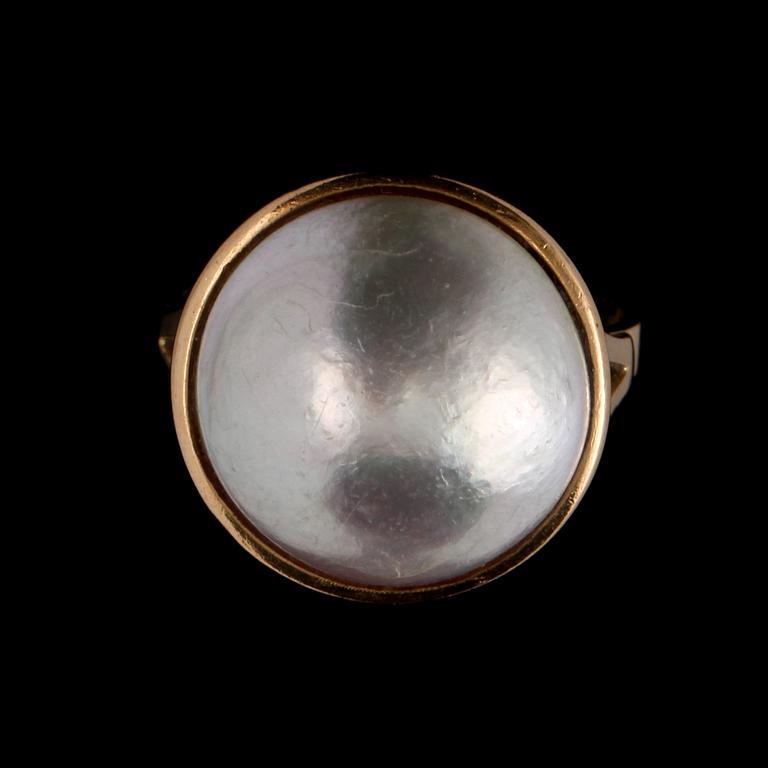 COLLIER, ÖRHÄNGEN SAMT RING, 18k guld samt odlade pärlor, delvis Jack Snarberg, Stockholm. Vikt 24 g.