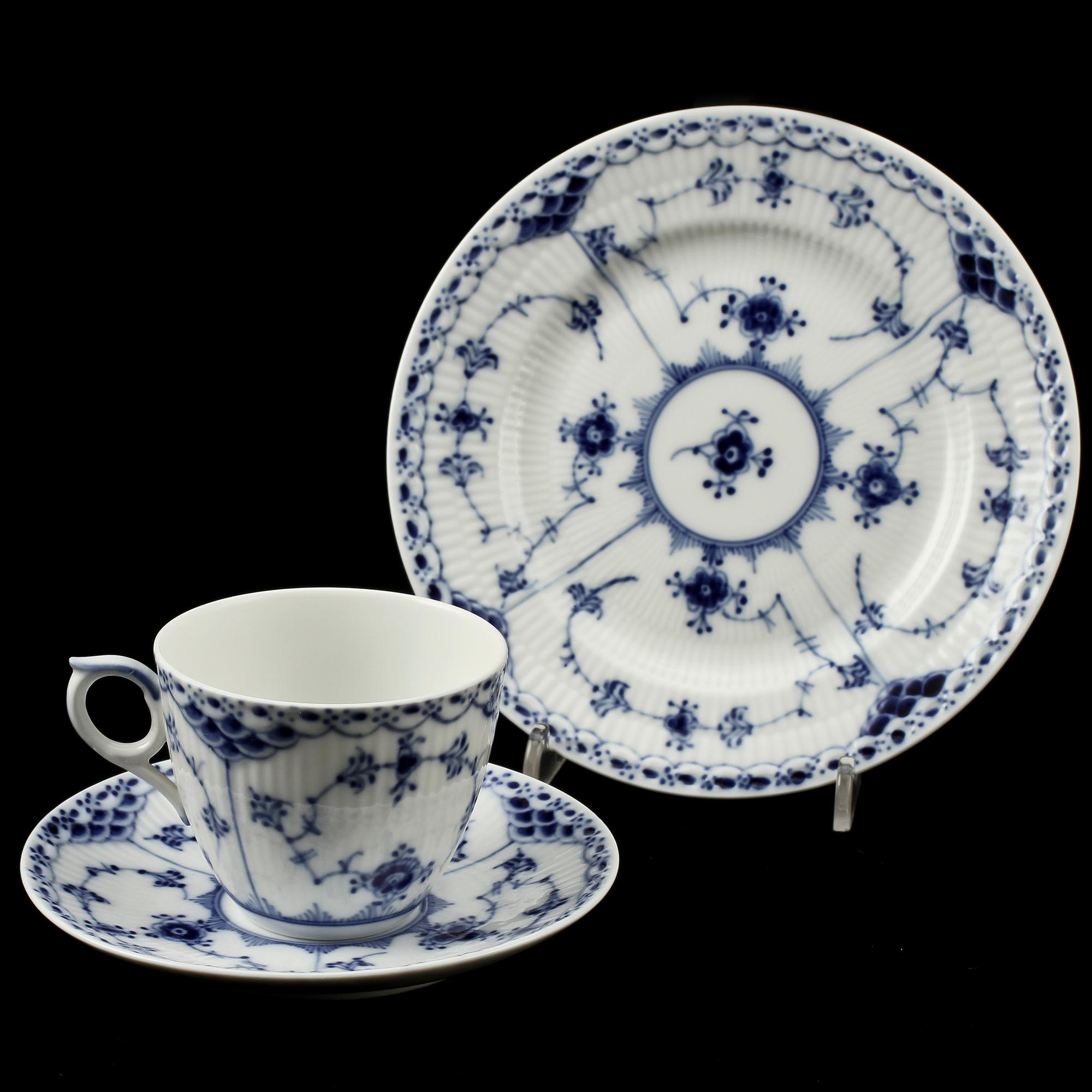 KAFFESERVISDELAR, 43 st, porslin, "Musselmalet", Royal Copenhagen.