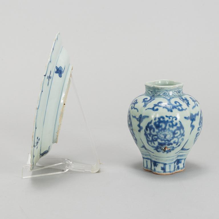 A blue and white vase and dish, Ming dynasty (1368-1644).