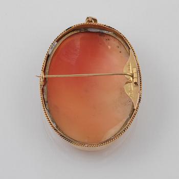 BROSCH/HÄNGE, 18K guld med skuren snäckskalscamé, Oscar Sjögren, Stockholm, 1918. Vikt 20,4 gram.