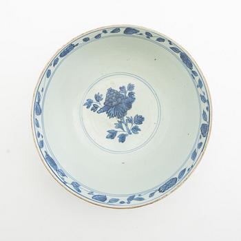 Bowl, porcelain, Qianlong (1736-95), Qing dynasty, China.