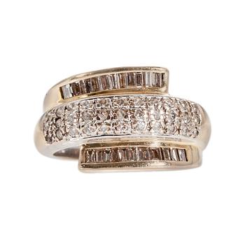 417. SORMUS, 18K kultaa, Briljantti ja baguettehiottuja timantteja n. 0.80 ct. Koko 16+. Paino 8,16 g.
