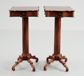 KUNGLIGA PELARBORD, ett par, senempire/nyrokoko, ägarmärkta Prinsessan Eugenie av Sverige, troligen 1840-tal.