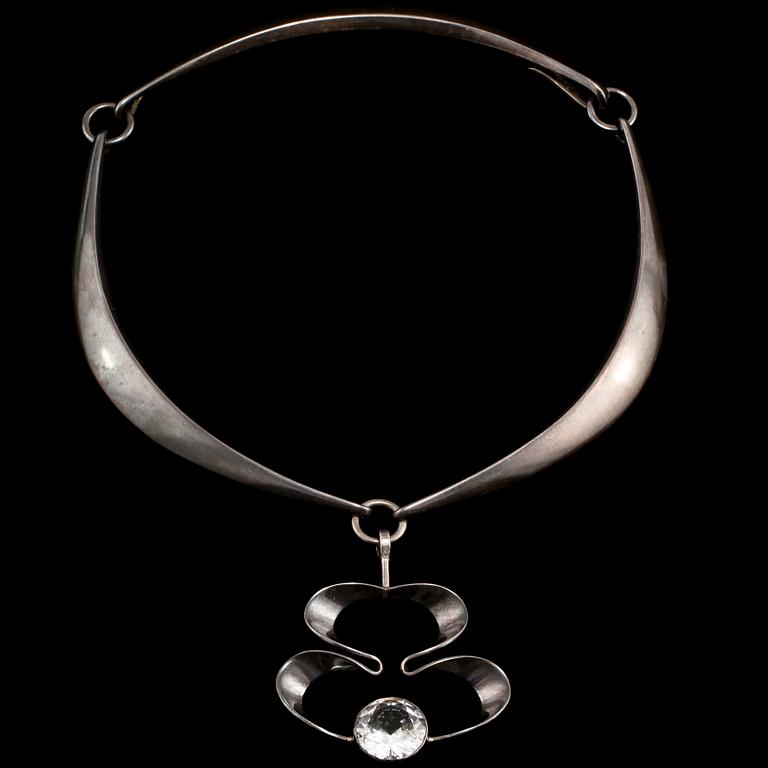 COLLIER, silver med fasettslipad bergskristall, Hans Hansen, Danmark, 1900-talets tredje kvartal. Vikt 83 g.