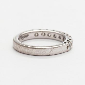 An 18K white gold ring with Flander cut diamonds. AEN Àjour Stockholm 2008.