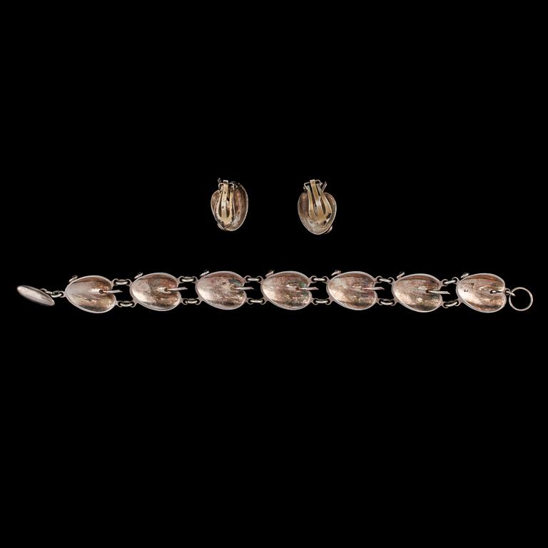 ARMLÄNK SAMT ÖRHÄNGEN, sterlingsilver samt emalj, Volmer Bahner, Danmark, 1900-talets andra hälft. Vikt 30 g.