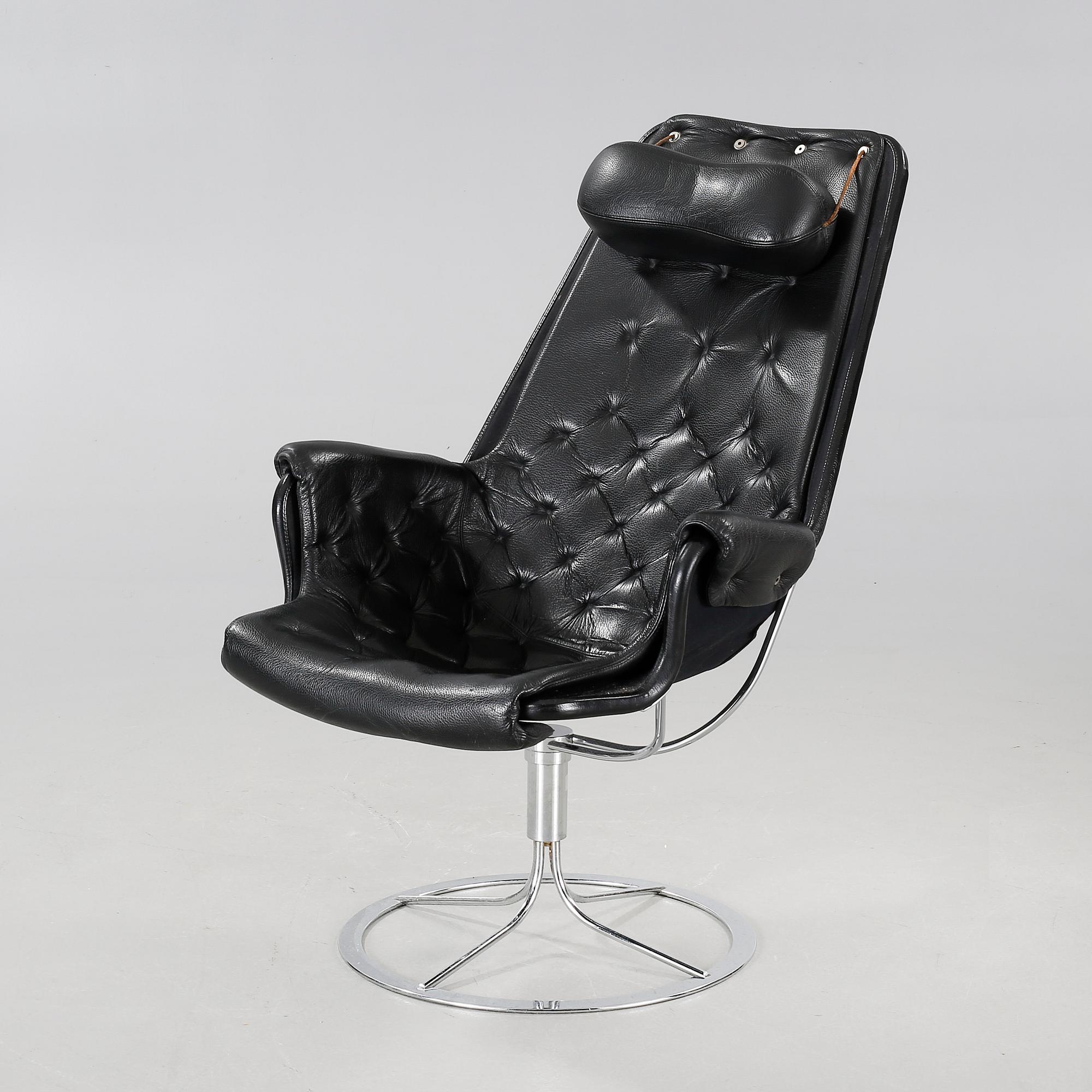 A "Jetson" chair, designed by 5Bruno Mathsson dfor Dux, made around year 2000.