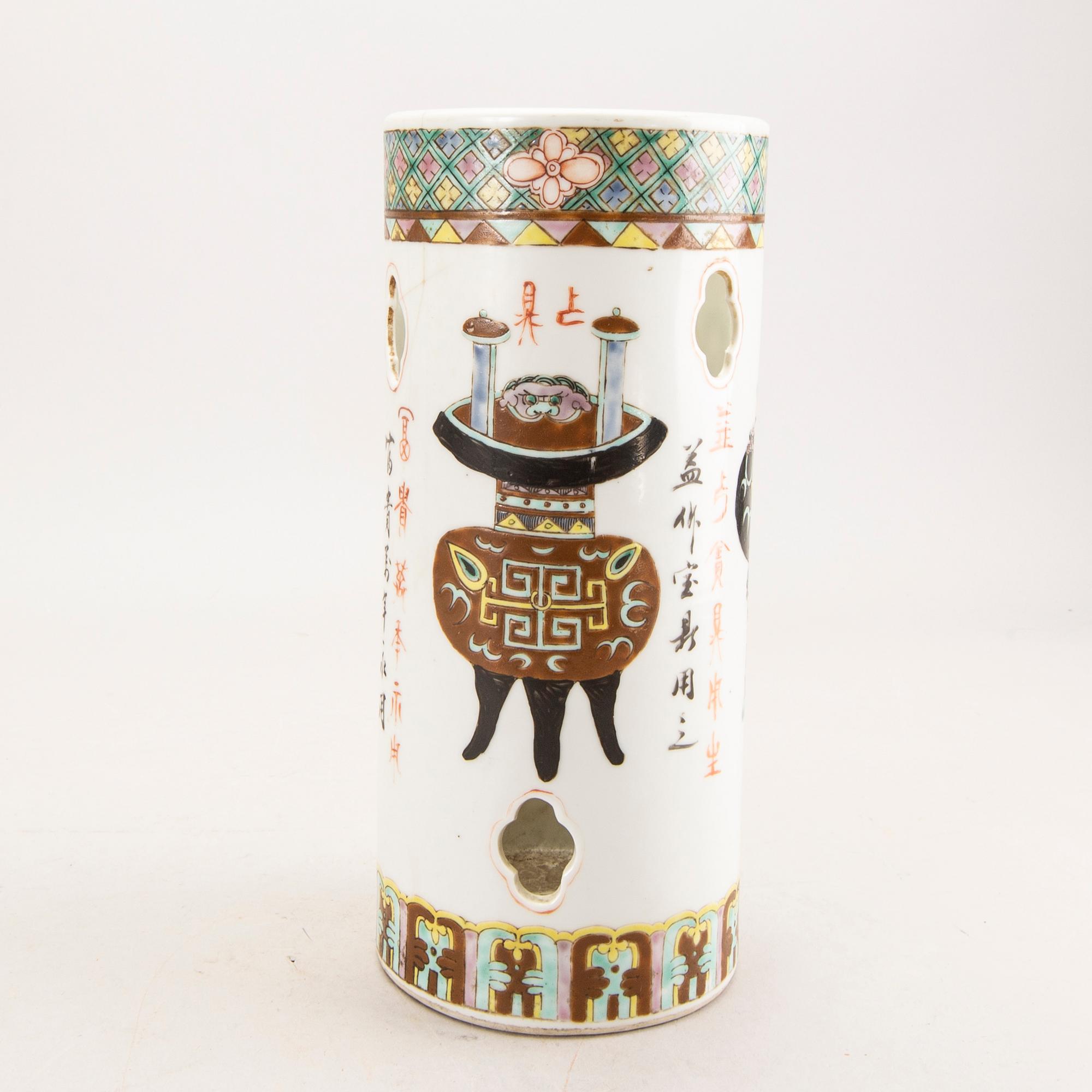 A Chinese porcelain vase around 1900.
