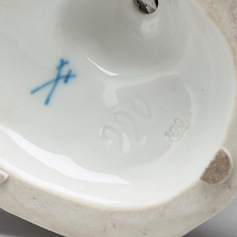 FIGURIN, porslin. "Boreas och Oreithyia". Meissen, tidigt 1900-tal.