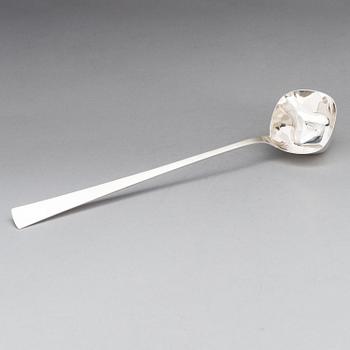 Pekka Piekäinen, A silver punch bowl with ladle and six beakers, marked PP, Auran Kultaseppä, Turku 1975-76.