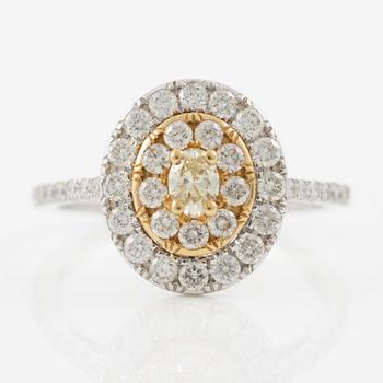 Ring 18K vitguld med gul oval briljantslipad och runda briljantslipade diamanter.
