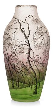 1055. An art nouveau Daum glass vase, Nancy, France.