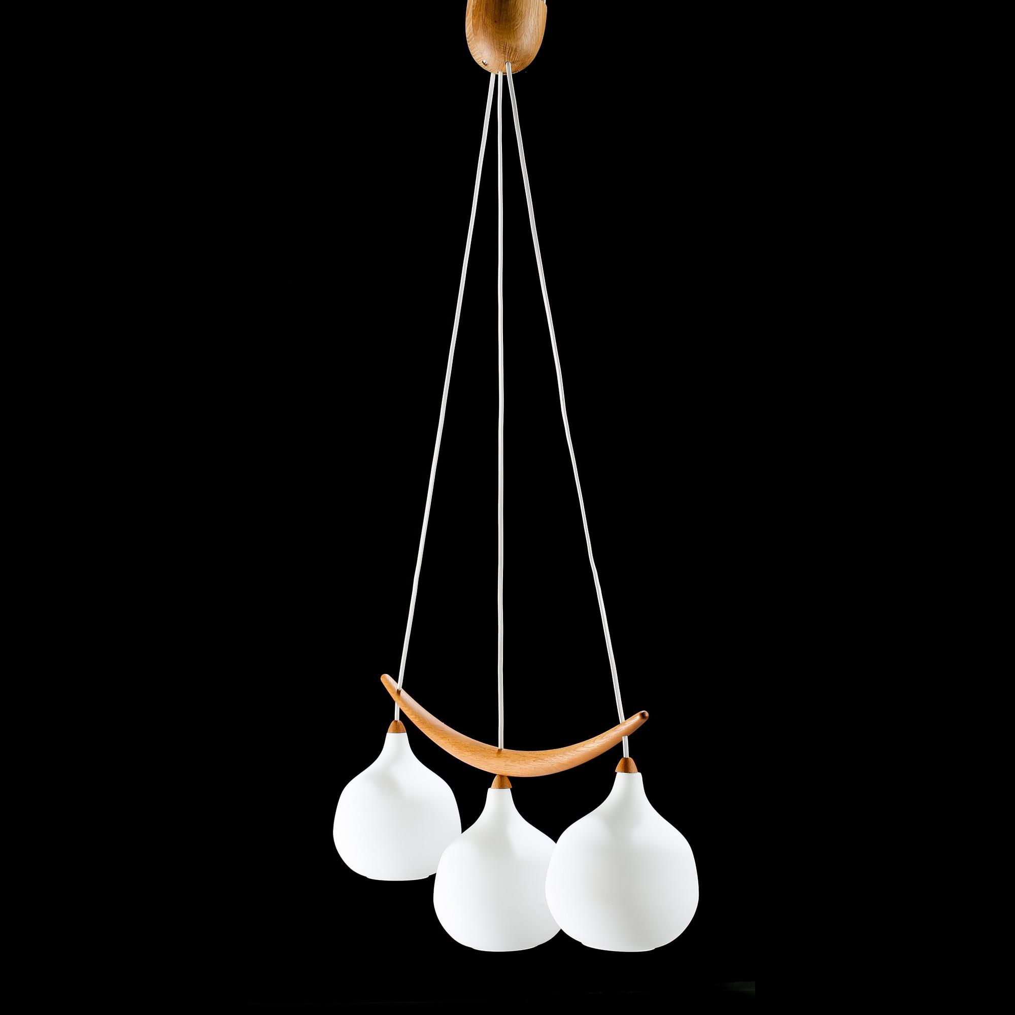TAKLAMPA, modell nr 512 "Bananen", Uno och Östen Kristiansson, Luxus, 1950/60-tal. Höjd ca 105.
