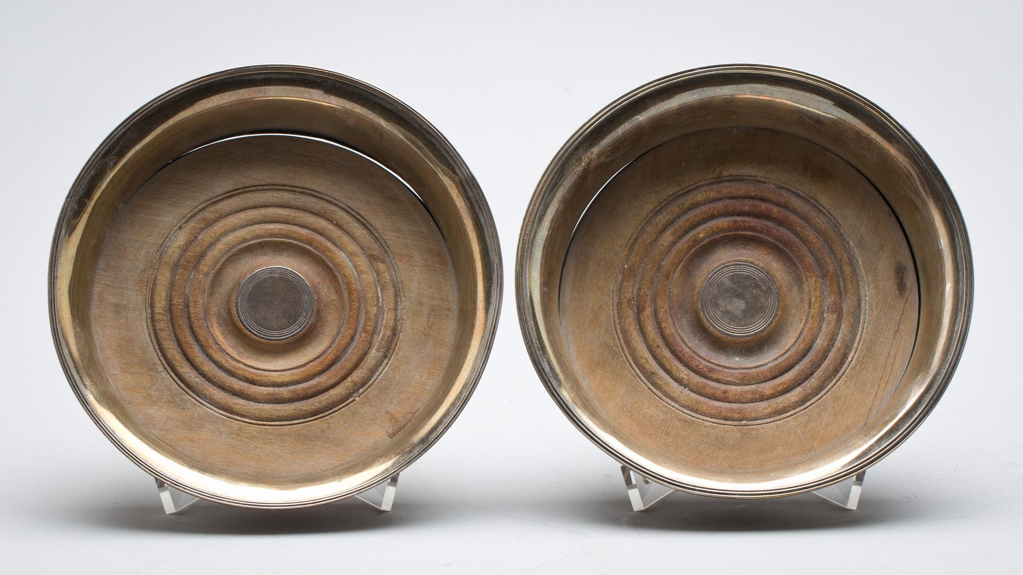 COASTERS, ett par, silver, London, England. Total vikt ca 469 g.