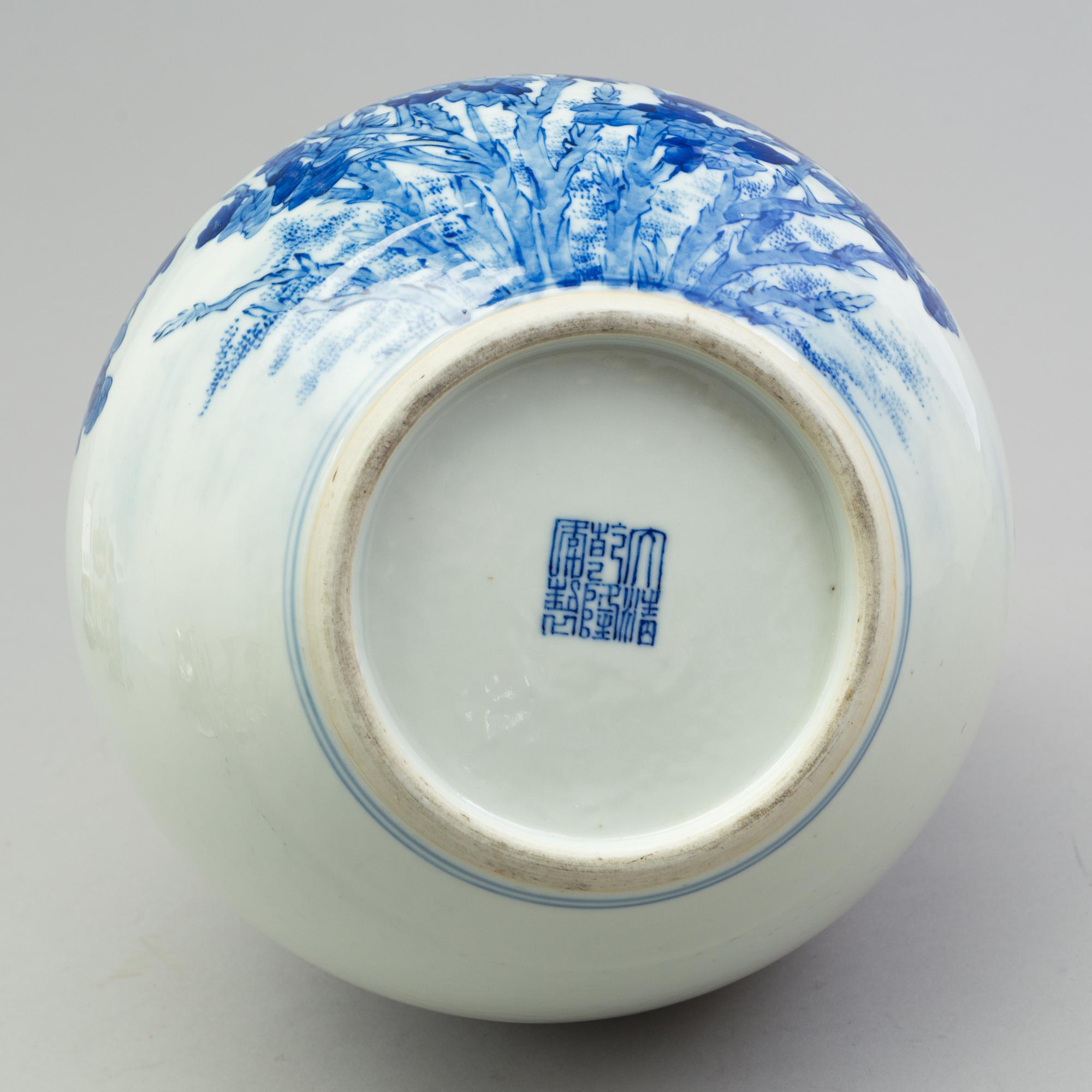 A Chinese porcelain blue and white vase, 20th century.