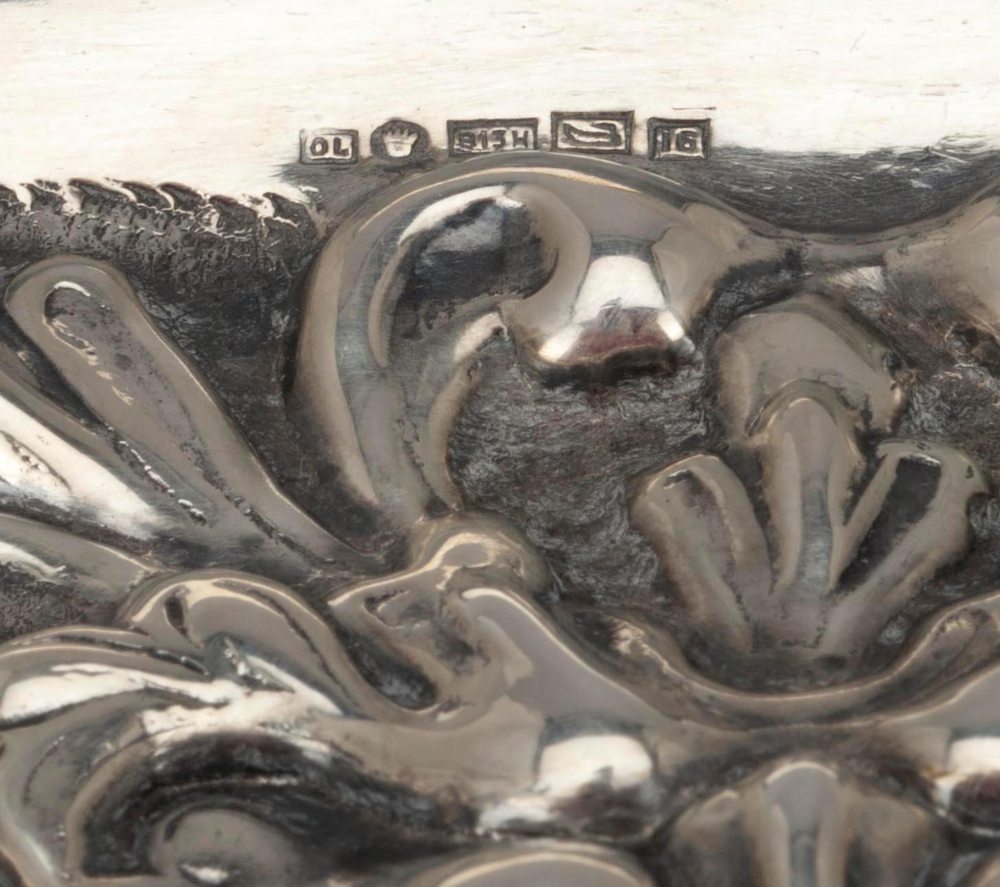 BRICKA, silver, London 1929. Vikt 217 g.