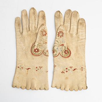 A pair of noble chamois leather gloves, circa 26x 11 cm dated 1820.