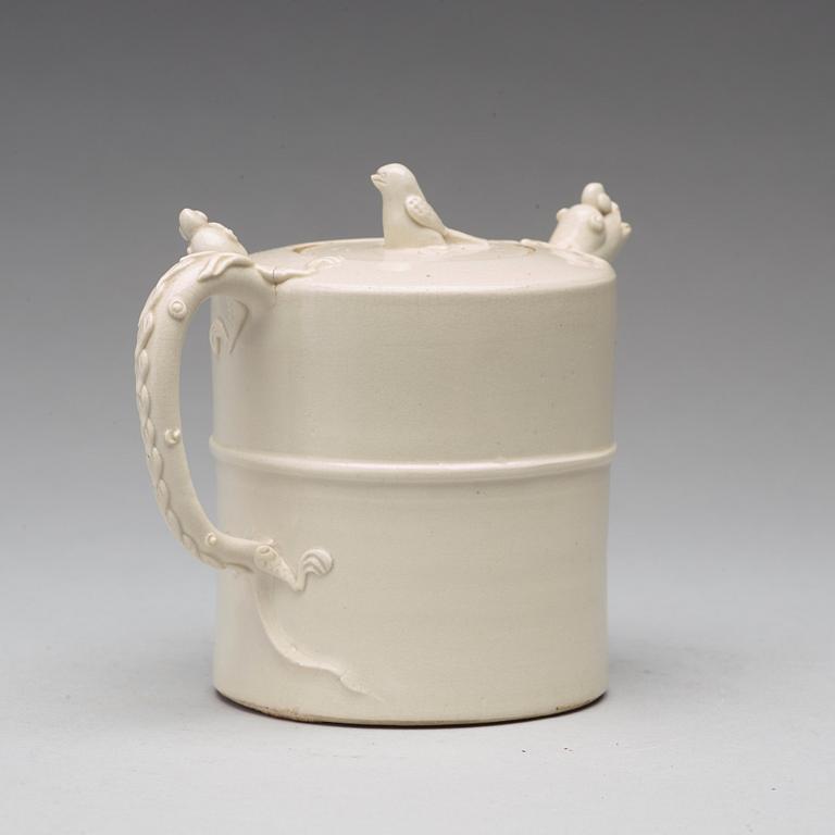 A softpaste tea pot with cover, Qing dynasty, Kangxi (1662-1722).