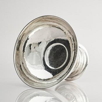 C.G. Hallberg, stor uppsatsskål, silver, Svensk importstämpel, Stockholm 1917.