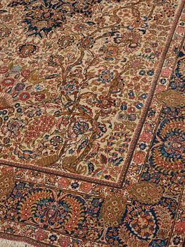 A CARPET, a semi-antique Tabriz, ca 297,5 x 195 cm.