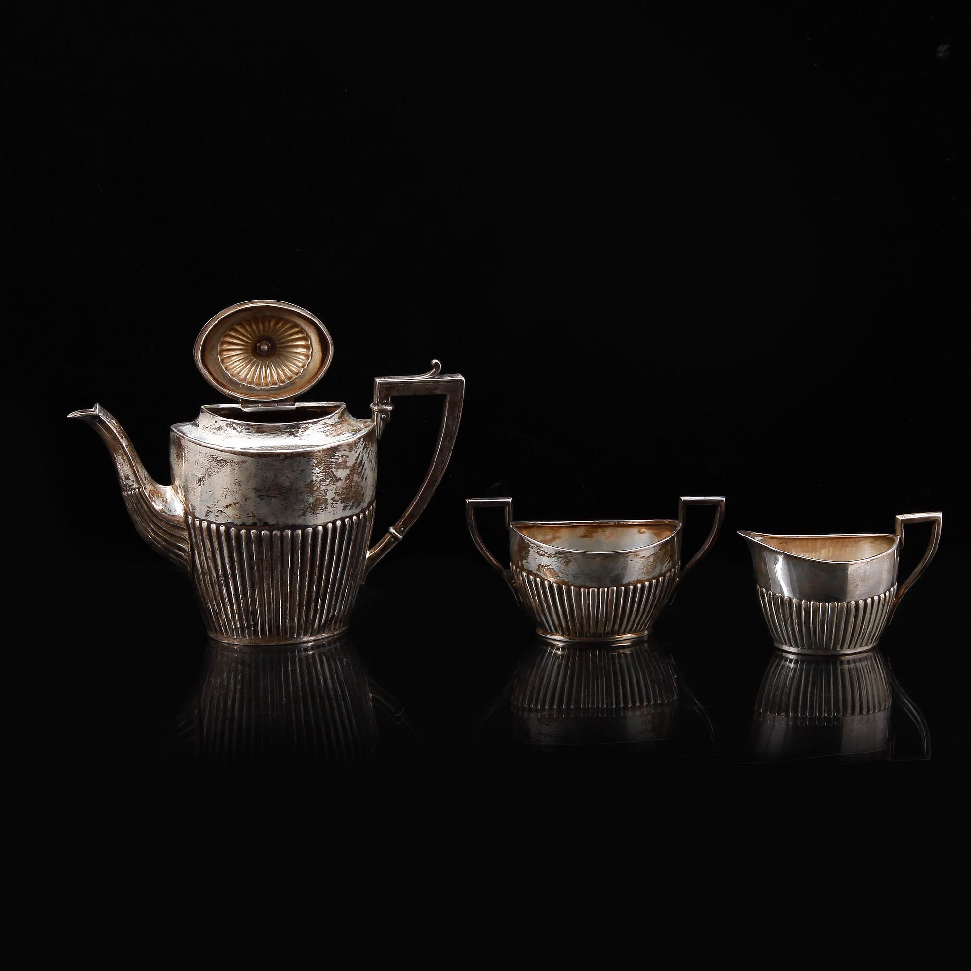 MOCKASERVIS, 3 delar, silver, gustaviansk stil, svenska importstämplar, 1900-talets mitt. Total vikt ca 285 gram.