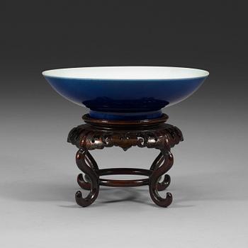 270. A blue glazed bowl, late Qing dynasty with Yongzhengs six character mark.