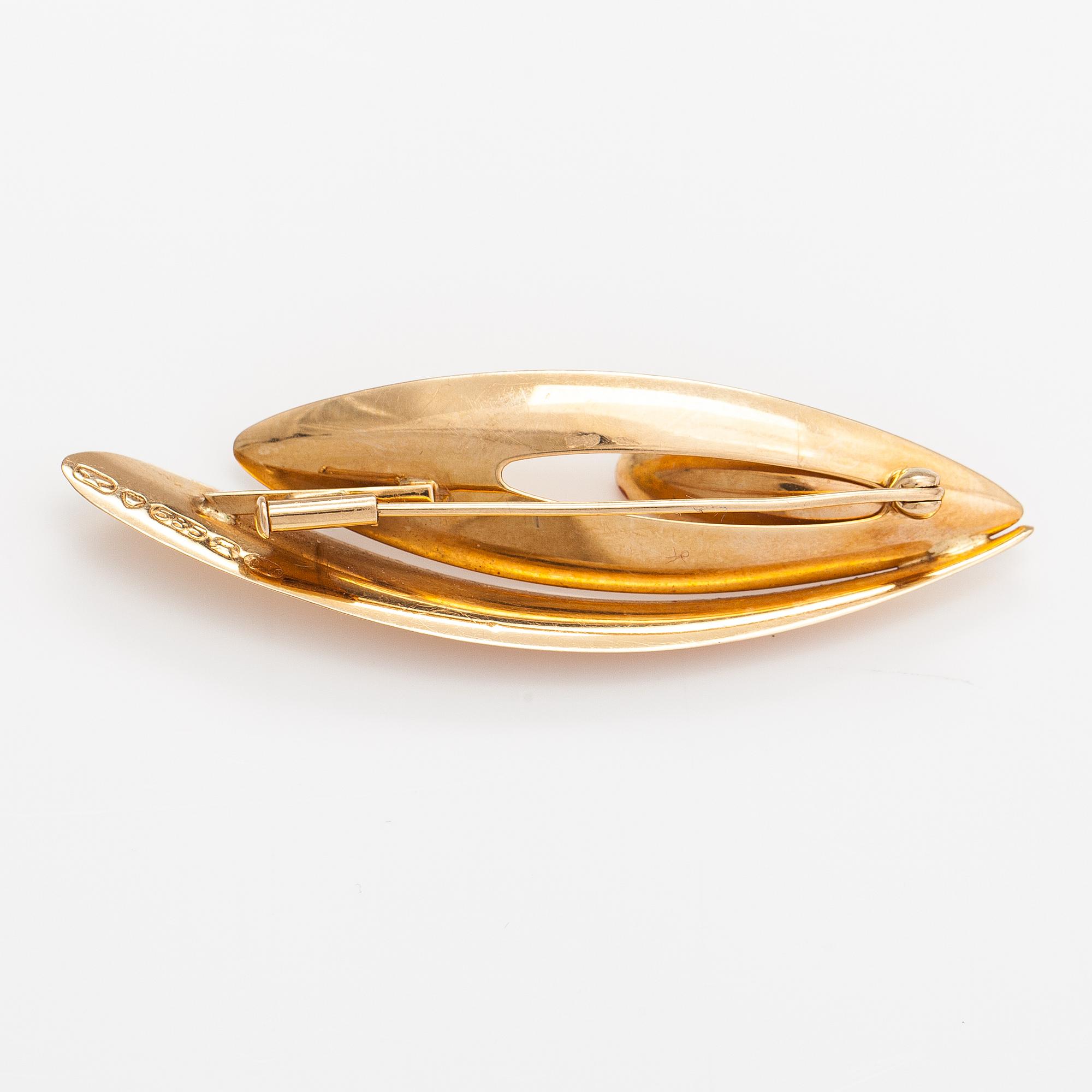 Elis Kauppi, A 14K gold brooch with a cultured pearl. Kupittaan kulta, Turku 1957.