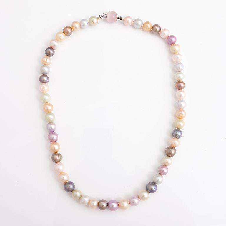 A pearl collier with cultured pearls and a metal and glass clasp.