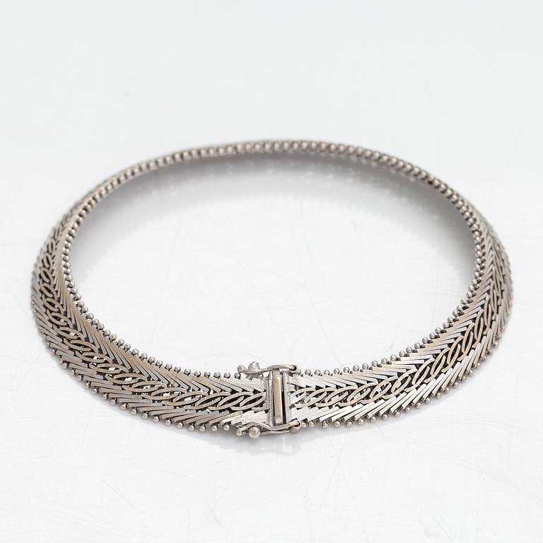 A 14K whitegold bracelet, Finnish importmarks Turun Kultaseppä Oy 1974.