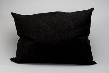 ÅKDYNA, broderad, 1900-talets första hälft.