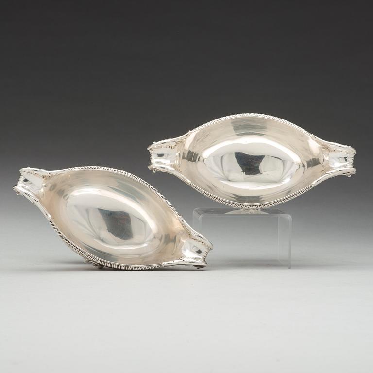 A pair of English 18th century silver sauce-boats, mark of John Parker & Edward Wakelin, London 1768.