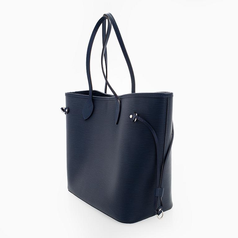Louis Vuitton, a “Neverfull MM” bag.