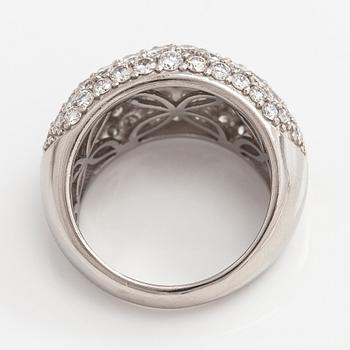 Ring, bombé, platina och briljantslipade diamanter.
