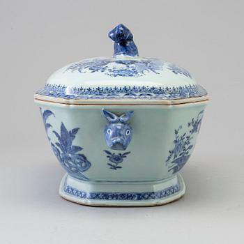 A blue and white tureen with cover, QIng dynasty, Qianlong (1736-95).