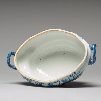 A blue and white tureen with cover, Qing dynasty, Qianlong (1736-95).