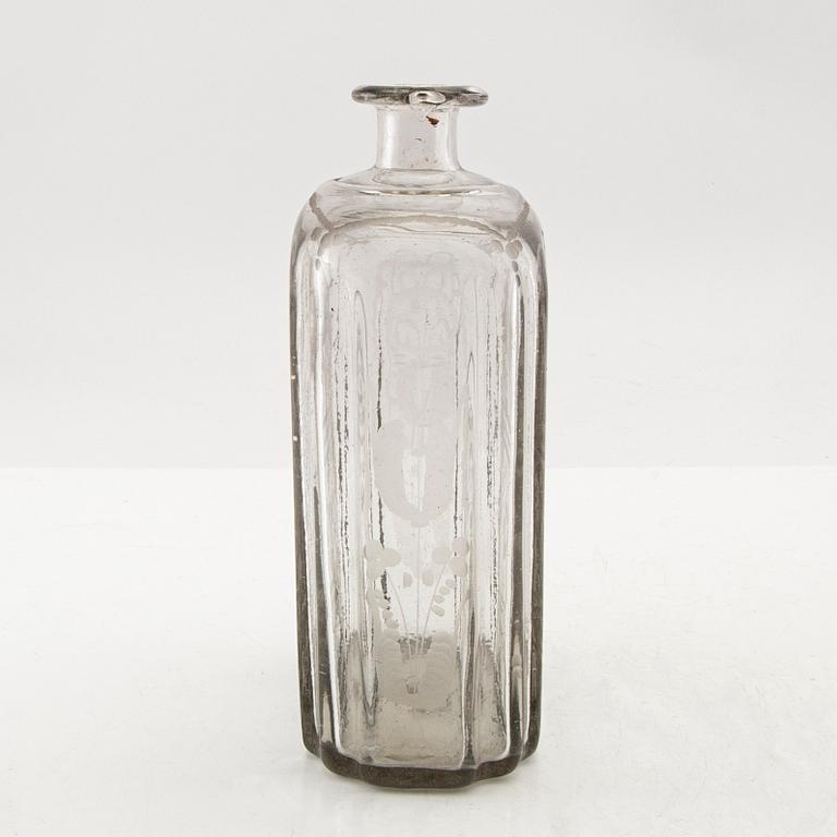 Flaska, glas. Troligen Skånska glasbruket, 1700-tal.