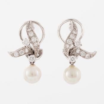 Earrings in 18K white gold set with octagonal and brilliant-cut diamonds and cultured pearls.