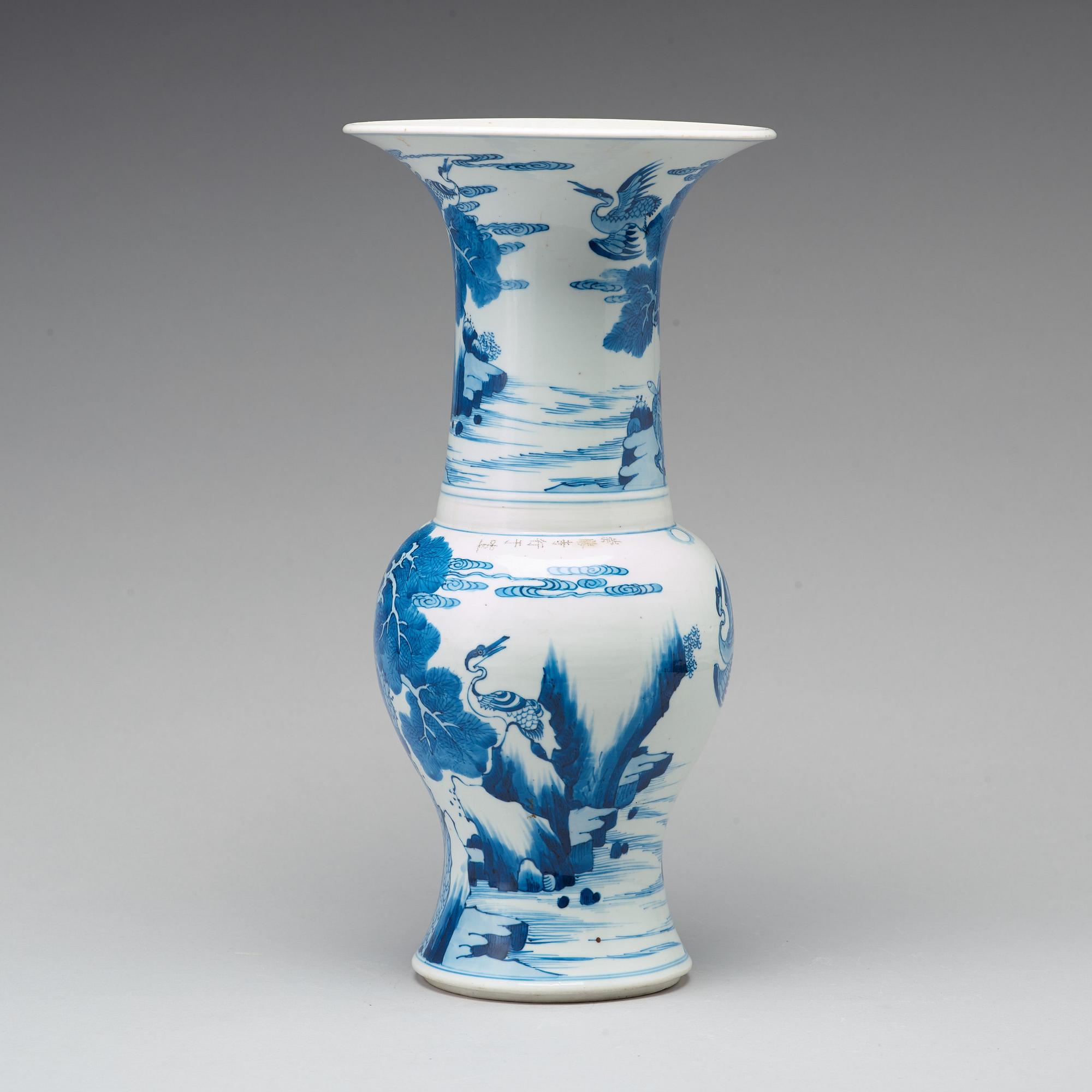 A blue and white vase, Qing dynasty, Kangxi (1662-1722).
