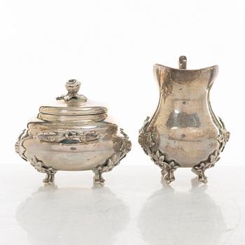 Bricka, gräddkanna, sockerskål samt sockertång, silver, rokokostil, 1900-tal.