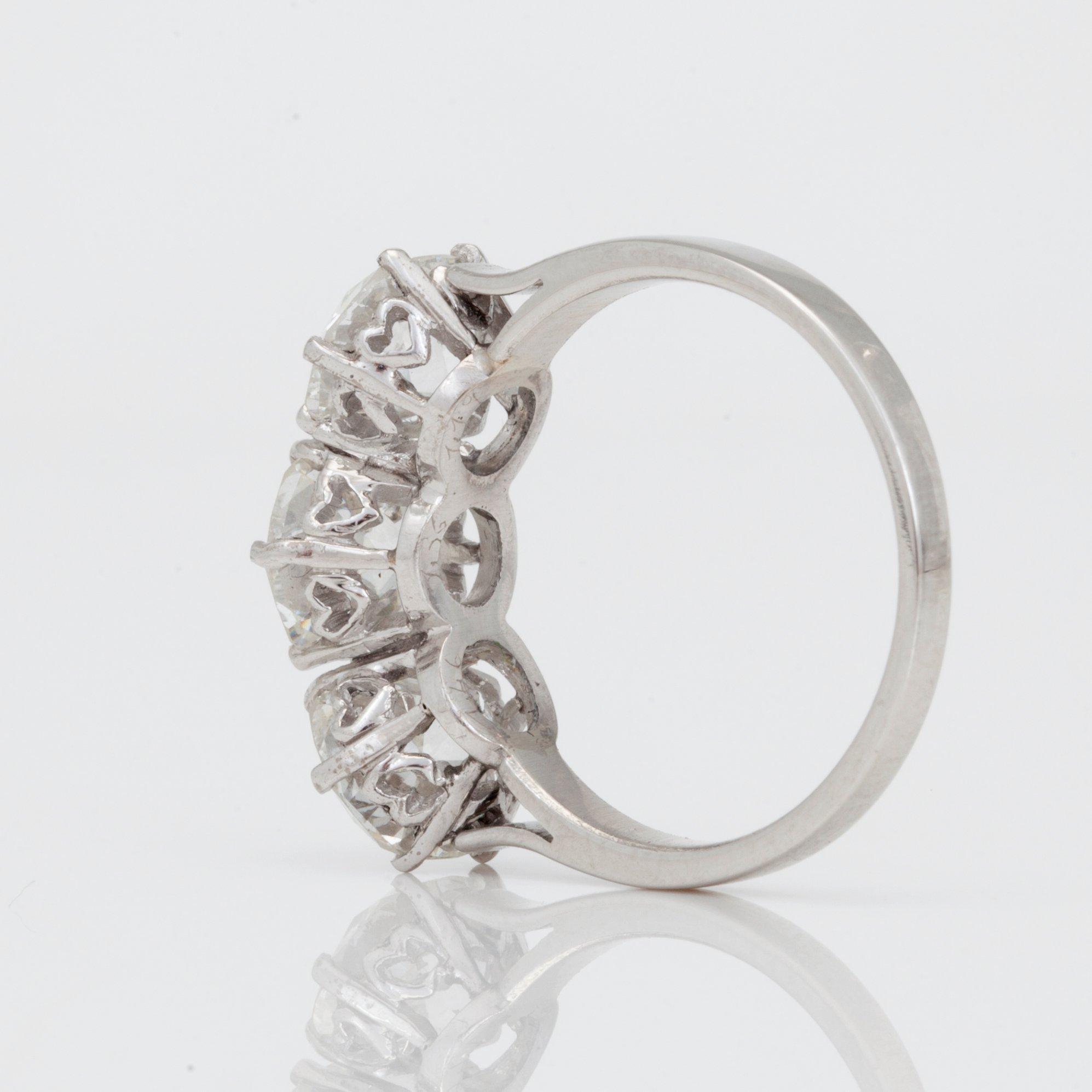 RING med tre gammalslipade diamanter totalt 4.01ct.