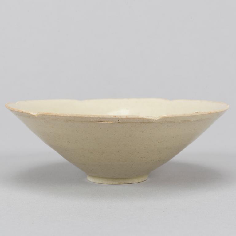 A ceramic bowl, Song dynasty  (960-1279).