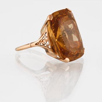 RING, 14K guld med fasettslipad citrin ca 37 ct. Vikt 13,6 gram.